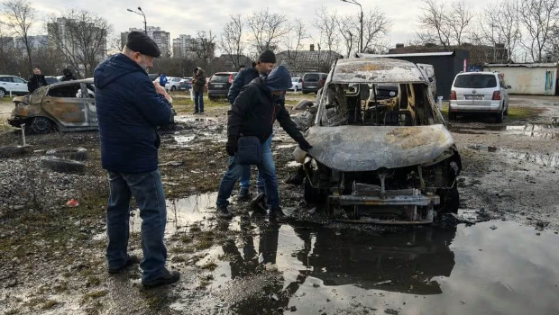 俄羅斯29日對烏克蘭發動大規模飛彈攻擊，基輔許多車輛遭摧毀。