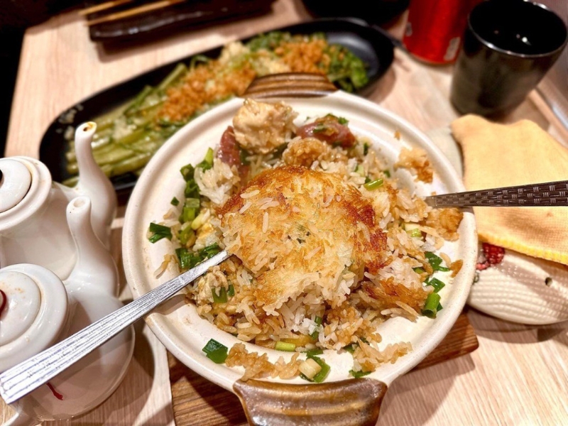 以自家制豬油煲仔飯作主調，配料如牛肉、臘肉、臘腸、滑雞、咸蛋等可自由配搭。