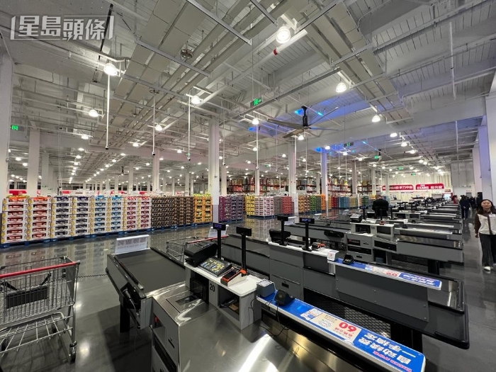深圳 Costco 首間旗艦店空間極大，貨品種類繁多。