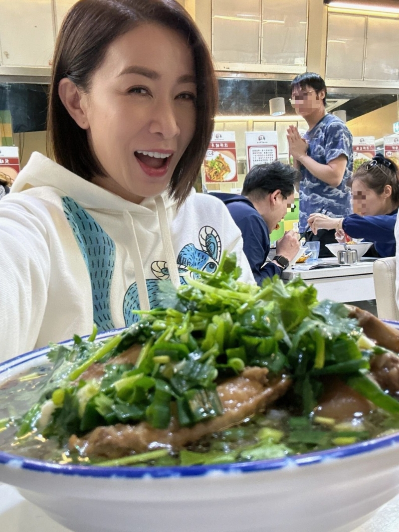 Man姐佘詩曼“幫襯”華記潮洲滷水車仔面，點了8個餸，沒有點面也吃不完。