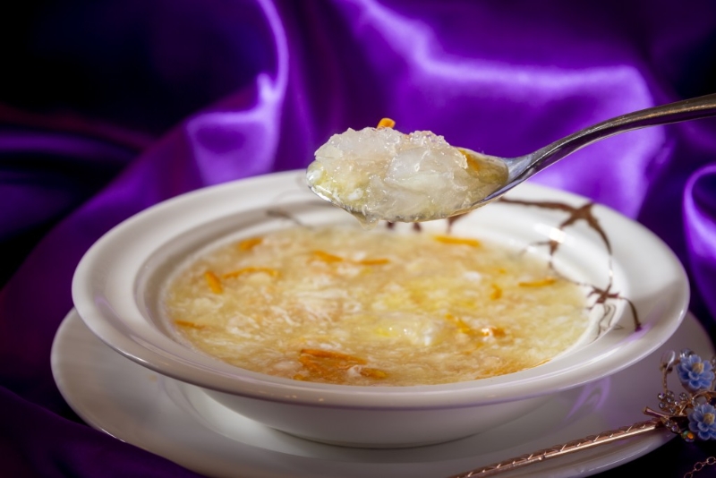 荃灣御名園4人中菜套餐——相濡以沫，燕窩泡軟烹成羹，加魚肉、蝦仁、蟹肉及竹笙，啖啖都有海產的鮮甜味道。