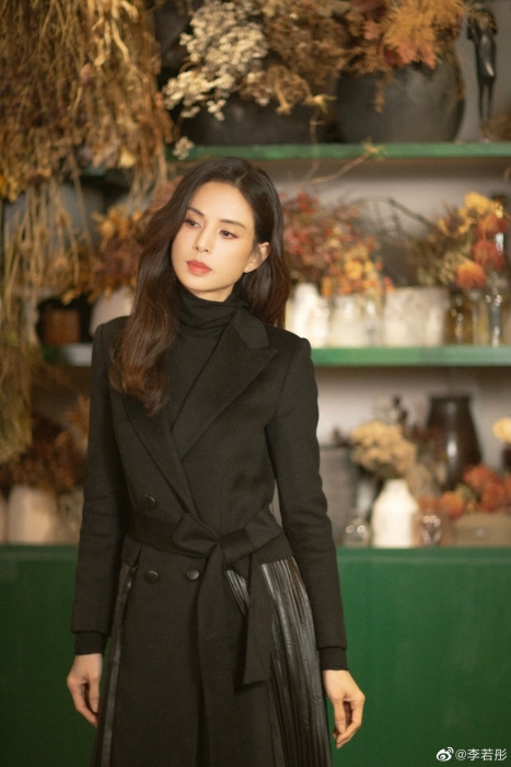 藝人李若彤今年已經57歲，但仍魅力四射。