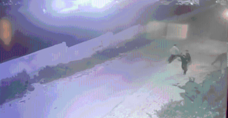 從影片所見，以軍在夜間接近一間房子，向一群年輕男子開槍，男子們沖出房屋走到街上。