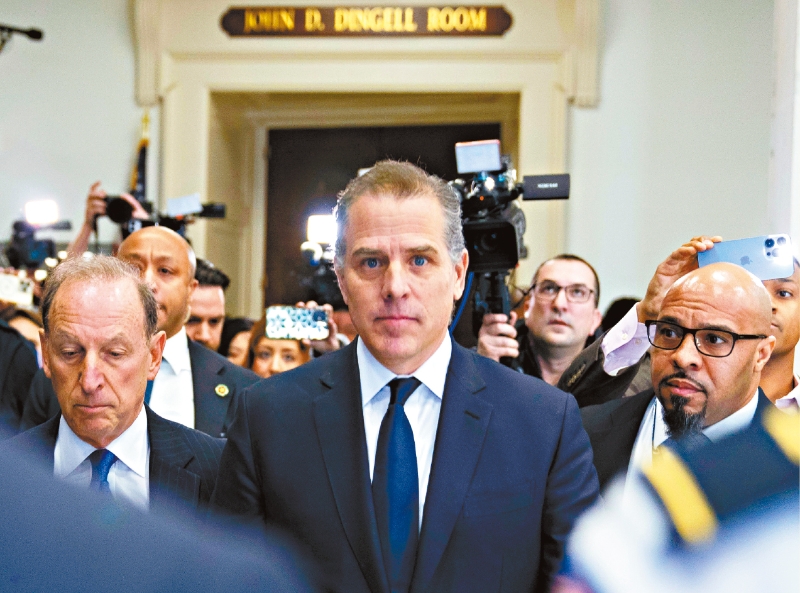 聯邦眾議院監督委員會進行辯論時，總統拜登之子亨特發現突然現身，短暫坐在觀眾席后離開，共和黨人怒斥是政治伎倆。 美聯社