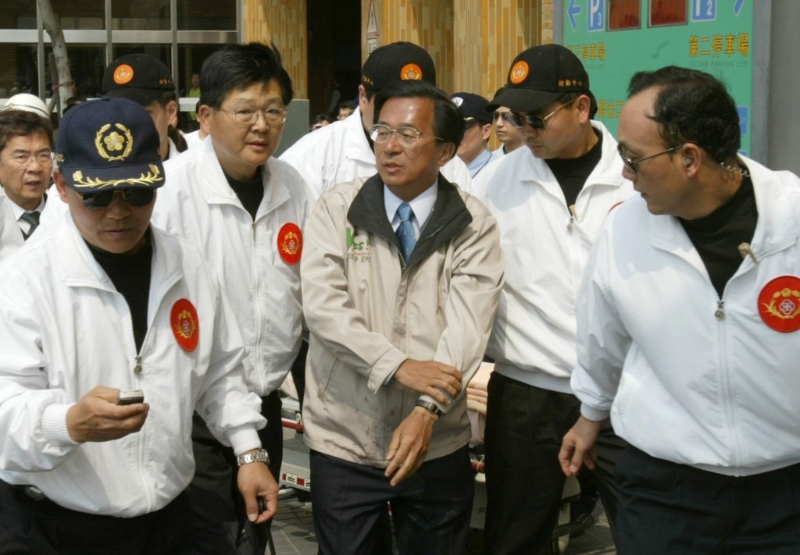 陳水扁中槍后，在維安人員包圍下自行走入醫院。美聯社