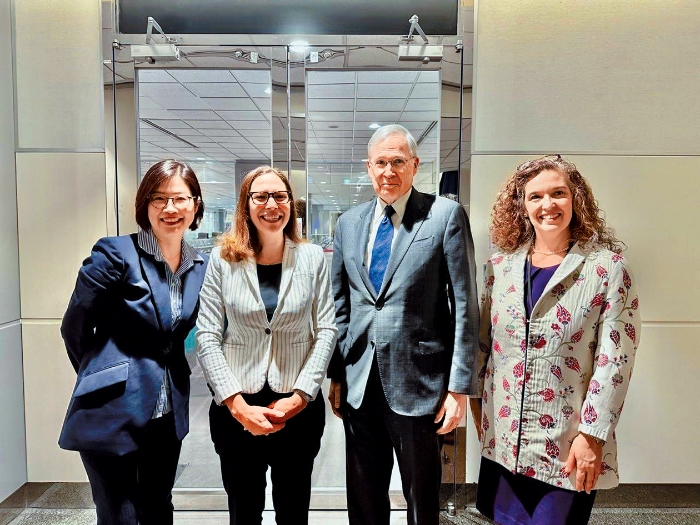 美國前國家安全顧問哈德利（右二）昨日抵臺。