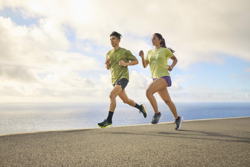 具支撐性的Gel-Kayano 30跑鞋各$1,390 AS，采用首度面世的4D穩定系，而中底亦首次加入FF Blast Plus Eco環保物料制作，鞋內外側用上全新幾何中底切割形狀，減低雙足過度內旋的角度及加強支撐。