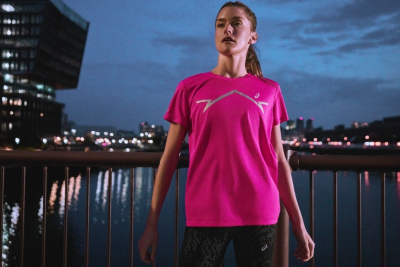 Winter Lite-Show系列女裝T恤$330 AS，胸前、衣袖及背部采用先進的反光細節設計，當中50%衣料由循環再造物料制成及具快干功能。