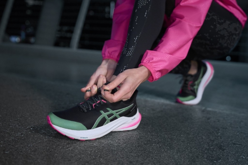 多功能訓練型GT-2000 12女裝跑鞋$890 AS，鞋身用安全反光設計，鞋頭及品牌虎爪標志在夜間低光下，呈現炫目的霓虹色彩，另具防寒及擋濕功能。