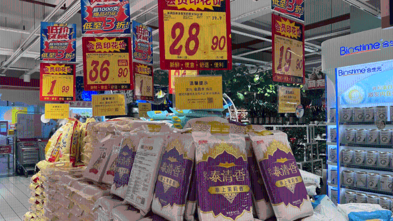 不同產地的大米都有售。圖片來源：Youtube@及及爸的敗家周記