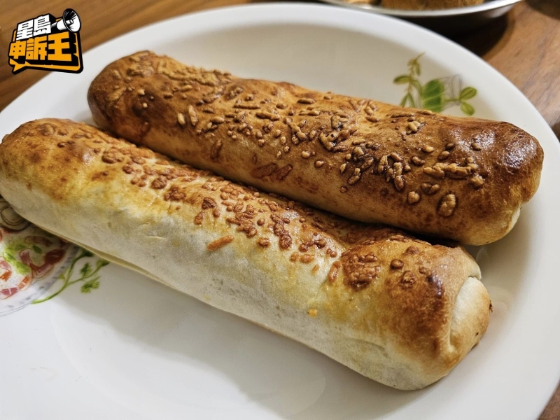 Mandy在家中翻熱從山姆購買的芝士牛肉卷，認為吃了一兩啖便很膩。 （受訪者提供圖片）