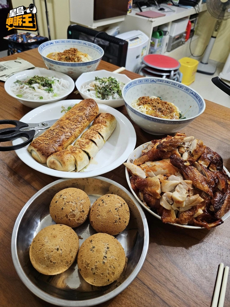 Mandy在山姆掃貨后當晚已經回家“開餐”，食了燒雞、芝士牛肉卷及麻糬波波，她認為燒雞味道不太好，最后吃剩8成的雞肉。 （受訪者提供圖片）