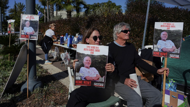 以色列人質家屬聚集在內塔尼亞胡私宅外抗議。