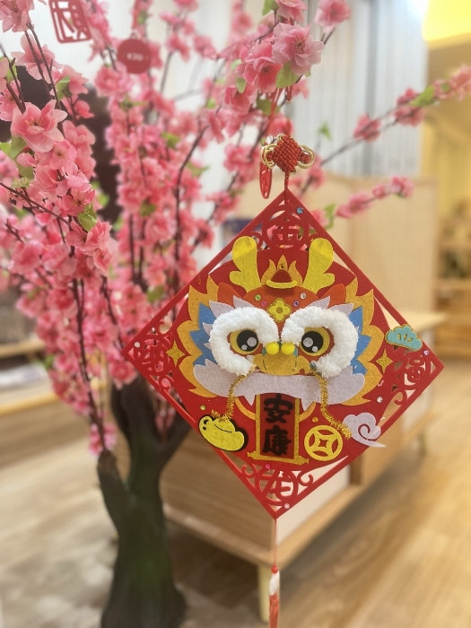 工作坊分為兩部分，包括新年 掛飾和揮春DIY，以及兒童繪圖 心理學。