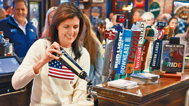 黑利上周六在新罕布什爾州一間酒吧拉票時，倒啤酒入酒杯。