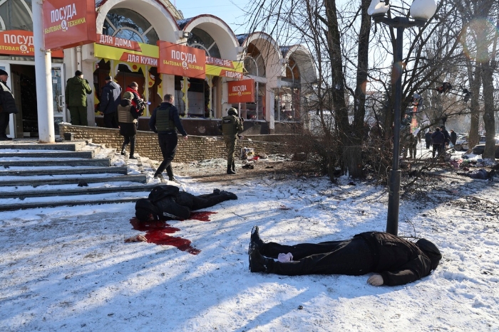 有死傷者倒臥在地上