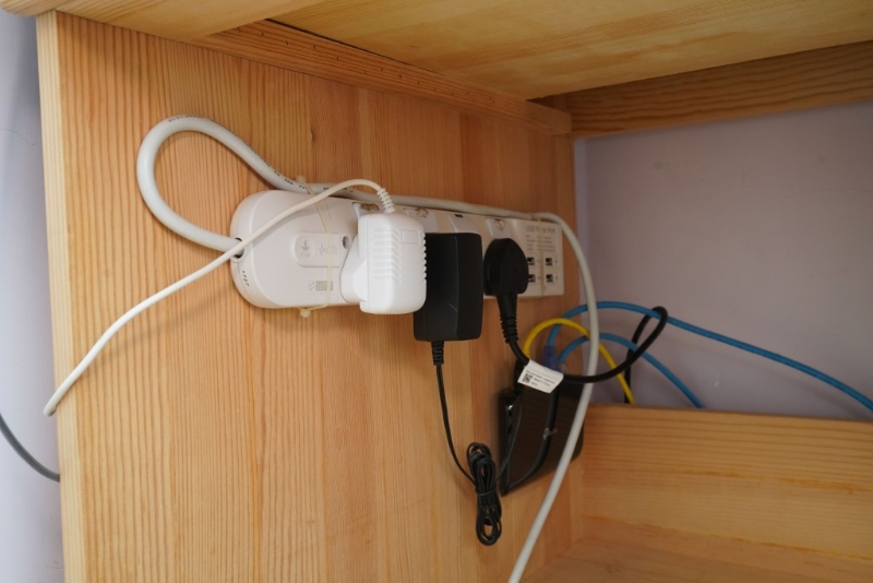 建議把拖板固定在墻壁或書桌板上，既能減少凌亂感覺，也方便打掃。