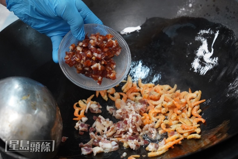 先炒香臘味更油香豐腴。