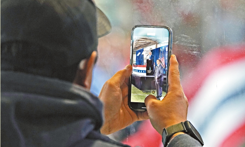 圖為前總統特朗普1月27日出席拉斯維加斯一場競選活動，出席者在臺下拍照。美聯社