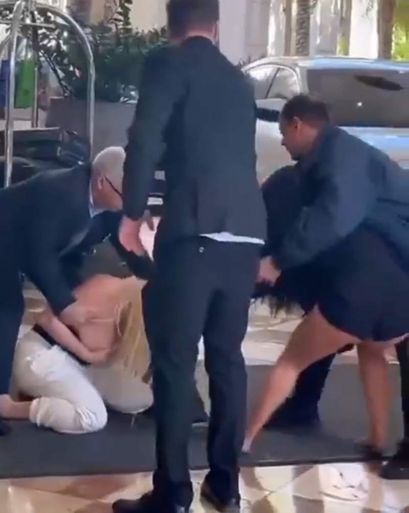 酒店職員“近距離接觸”，此前白褲tubetop（背心）女終于想起要以手護胸。 X