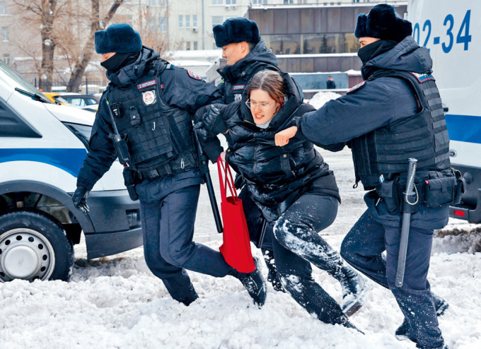 警察周六在莫斯科紀念政治逼害受害者的悲傷之墻附近，拘捕一名悼念納瓦爾尼的女子。