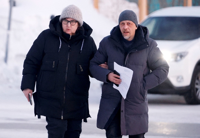 納瓦利內69歲母親柳德米拉?納瓦爾納亞（Lyudmila Navalnaya，上圖左）17日在律師陪同下，抵達沙萊喀特鎮調查委員會。