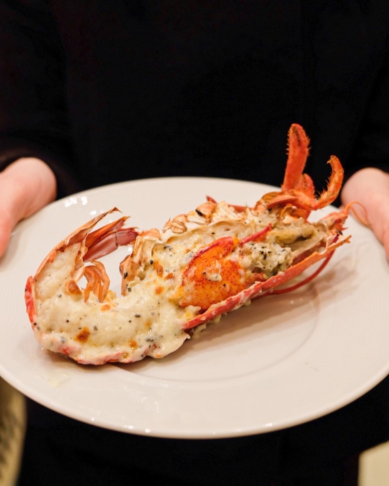 惠顧自助午餐的客人可獲黑松露芝士醬焗波士頓龍蝦半份 惠顧自助午餐的客人可獲黑松露芝士醬焗波士頓龍蝦半份