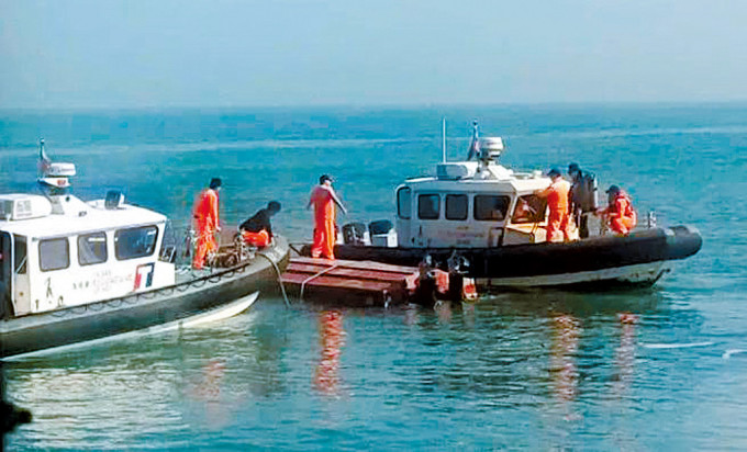 大陸快艇金門翻覆釀2死。