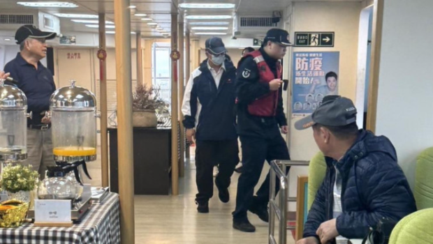 福建海警船登金門游艇檢查。