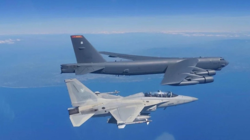 美國空軍的B-52H轟炸機與菲律賓空軍的FA-50PH戰機在南海聯合巡邏。PAF