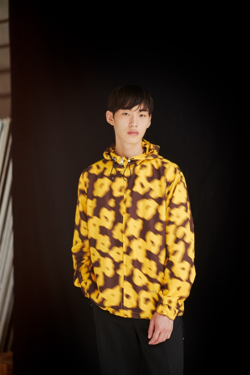 andro男裝拉鏈連帽外套 $3,690，褸身飾以水彩畫風的花束圖案。