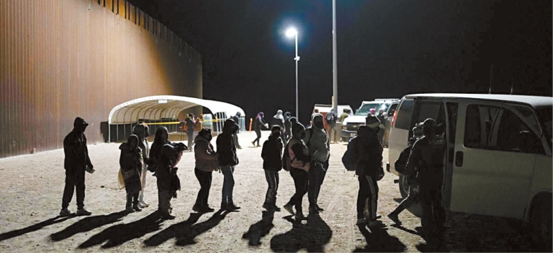 特朗普競選團隊發言人表示，特朗普一旦重返白宮后，將立即恢復先前的所有政策，調動一切資源，實施最大規模的驅逐非法移民行動。 資料圖片