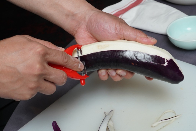 茄子刨皮、切件及去籽，略為浸水。