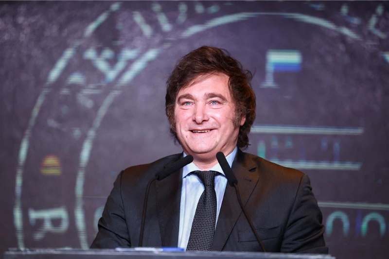 雷伊去年12月剛成為阿根廷總統，他競選期間發起一場受特朗普啟發的活動，他當時戴著“讓阿根廷再次偉大”的紅色帽子，向美國這位前總統的“讓美國再次偉大”運動致敬。路透社