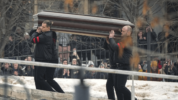 裝著遺體的棺木送抵教堂 裝著遺體的棺木送抵教堂