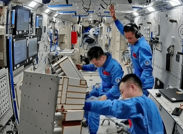 宇航員正在工作中 宇航員正在工作中