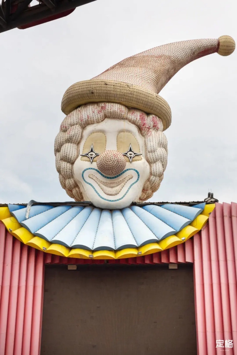 位于其大門口的“小丑大門” 位于其大門口的“小丑大門”