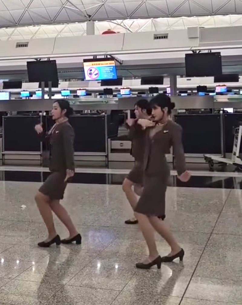 空姐們伴隨節拍強勁歌曲熱舞