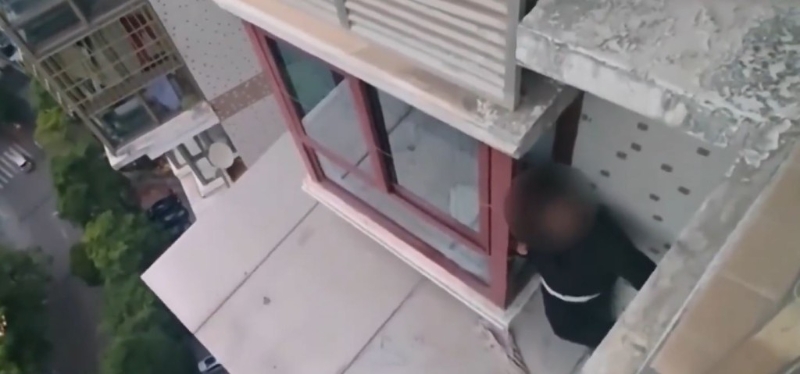 男子半夜醒來發現睡在18樓的檐篷上 男子半夜醒來發現睡在18樓的檐篷上