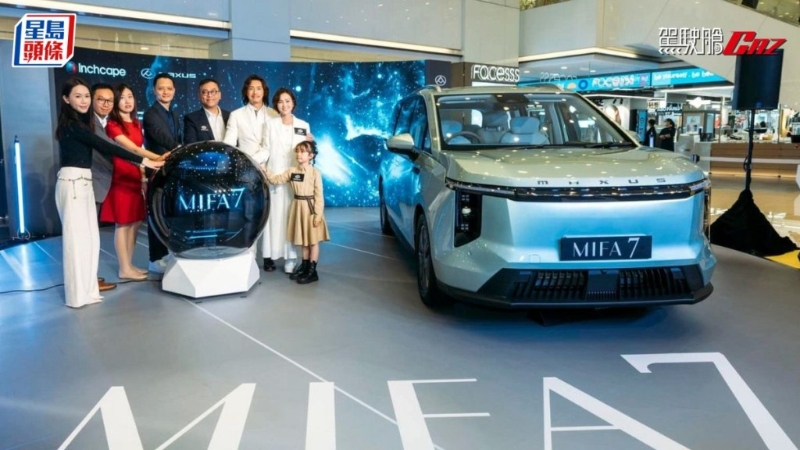 Maxus香港代理一眾要員聯同廠方代表及星級家庭成員張繼聰、謝安琪及其女兒張靖，為新車登場進行亮燈儀式。