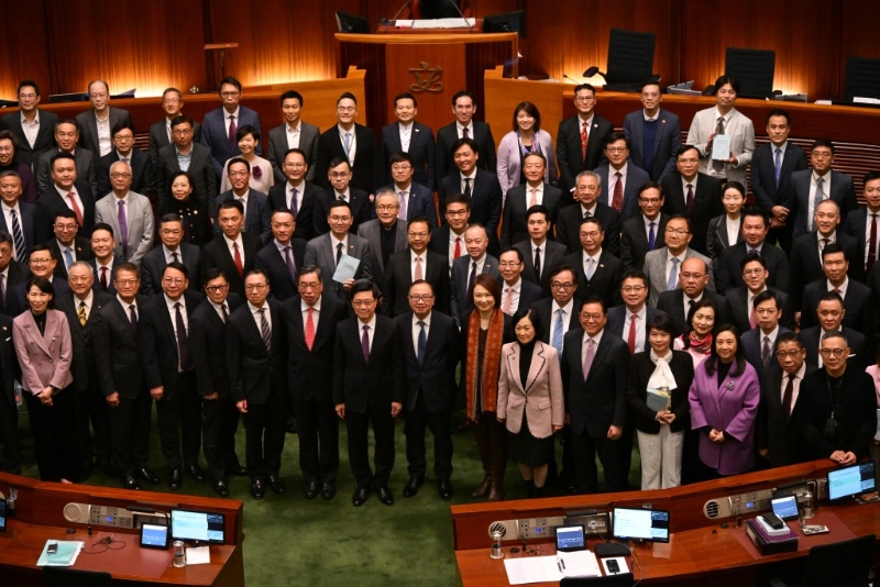 《維護國家安全條例草案》全票通過后，議員拍大合照留念。 蘇正謙攝.jpg