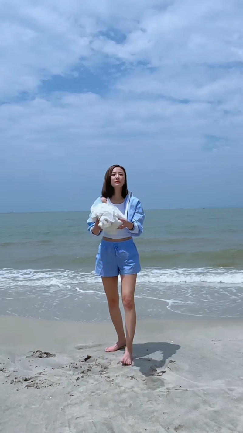 朱智賢日前出PO貼出換衫片。