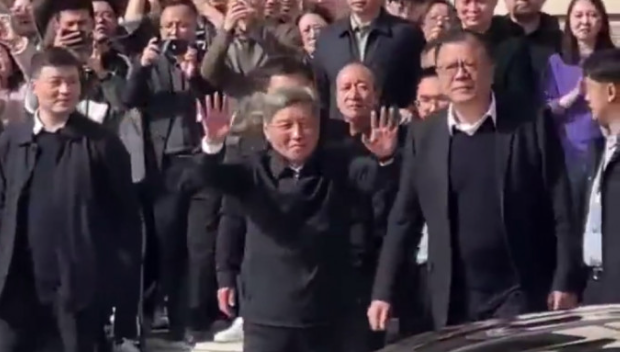 “網紅校長”卸任離校園鞠躬致謝 “網紅校長”卸任離校園鞠躬致謝