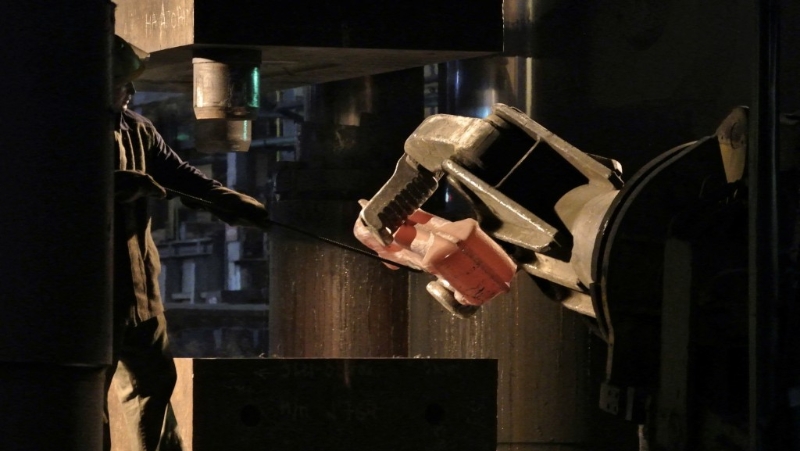 俄羅斯鈦生產商VSMPO 一名員工操作鈦錠壓制。 路透社資料圖