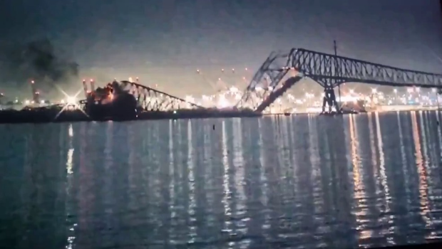 美國巴爾的摩一條大橋遭船只撞斷，多輛汽車落水。