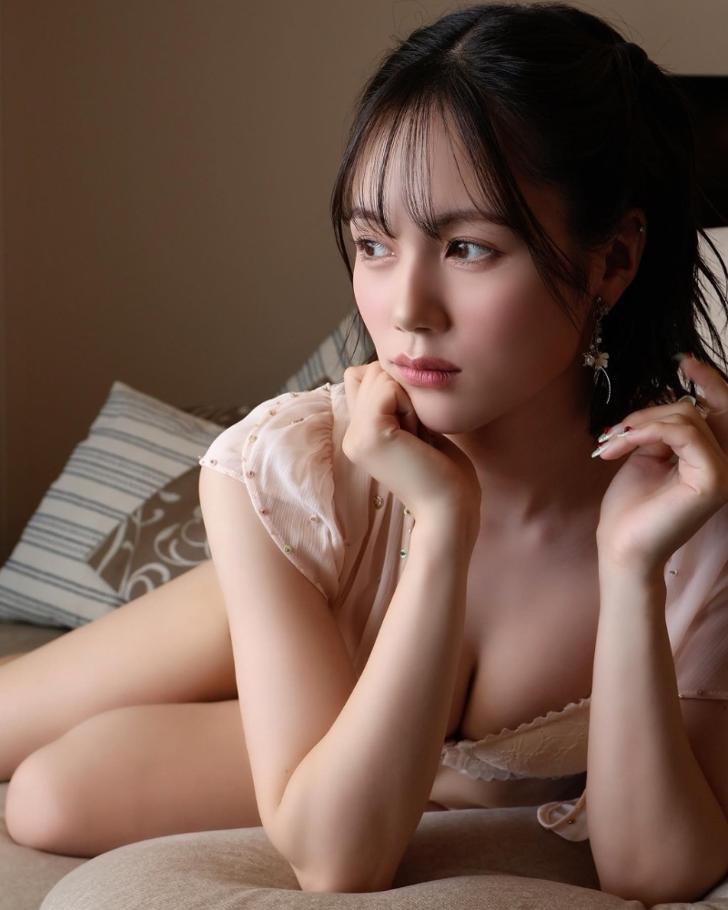 現年26歲的涼森玲夢，于2019年出道成為AV女優。