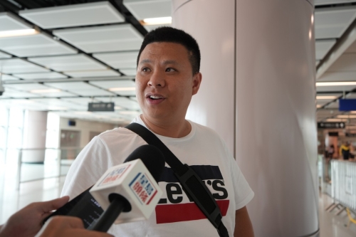 陳先生笑言，關口人流較平日“多十倍”