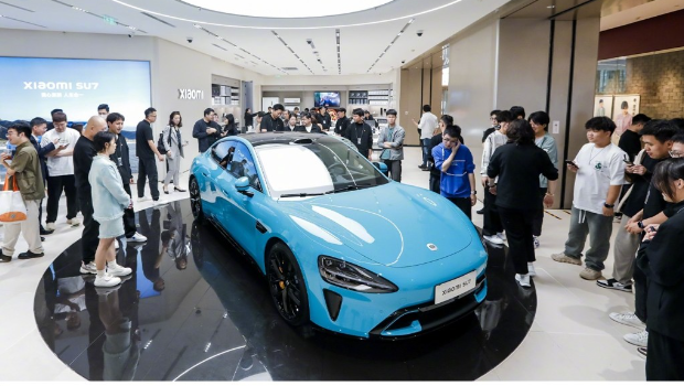 小米汽車的直營店，小米SU7純電動轎車在店內展示