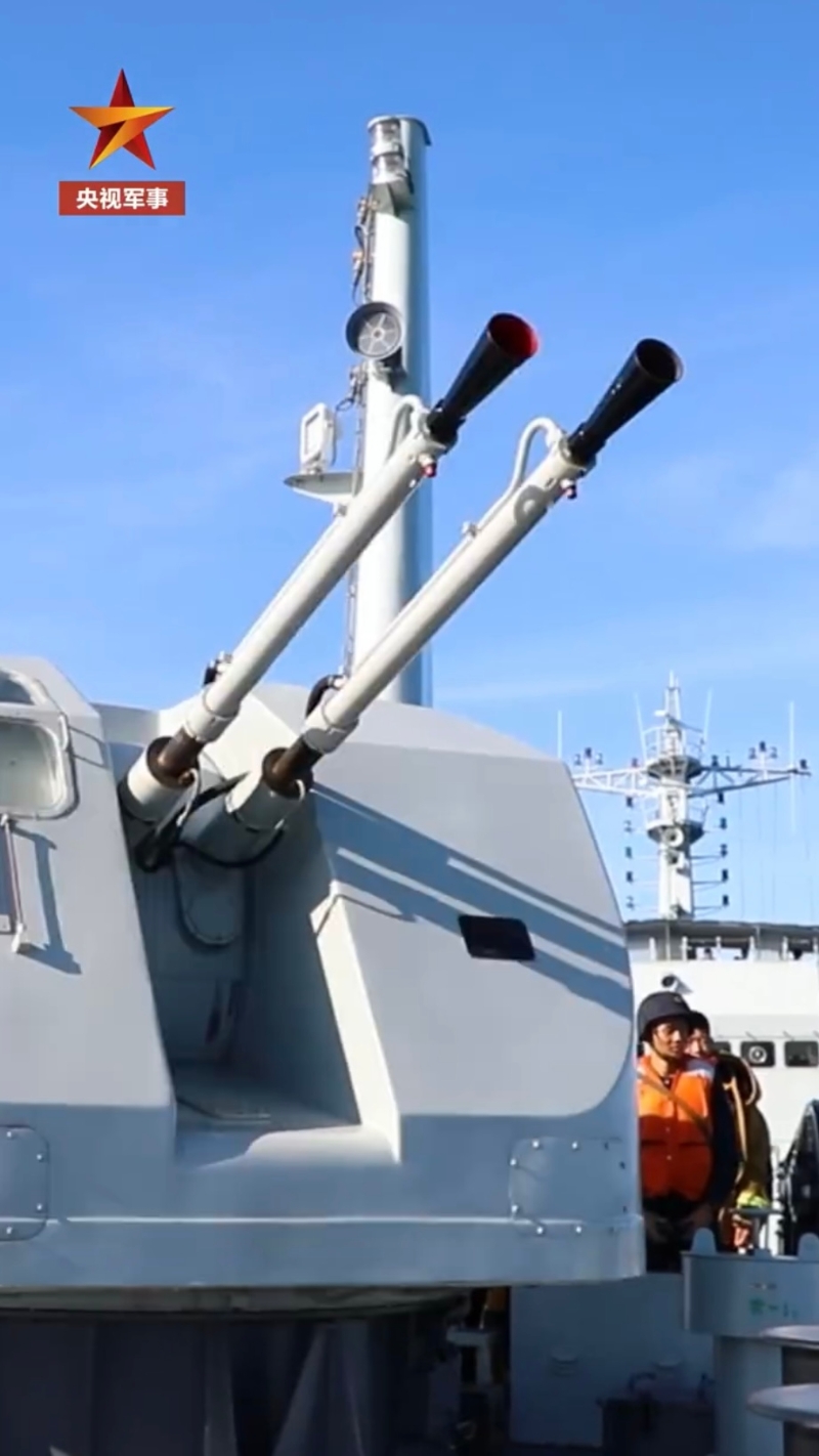 解放軍艦艇編隊在南海演練打擊武裝漁船。