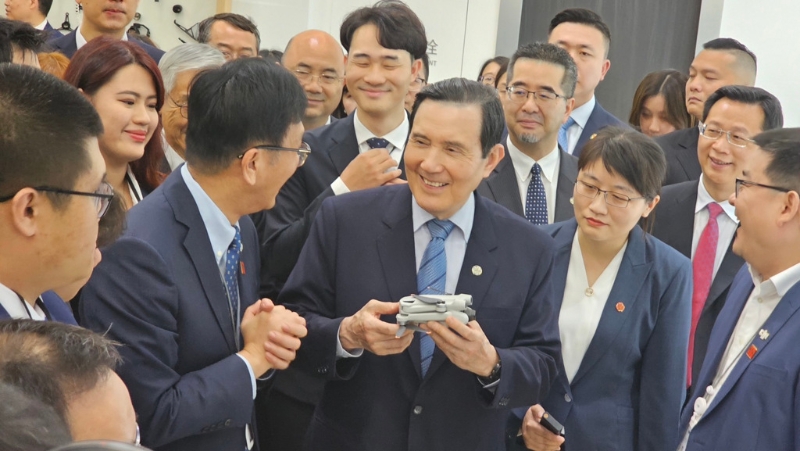 馬英九抵達深圳首站前往大疆創新公司